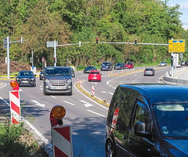 Die L 1100 am Abzweig Benningen gilt nach dem Ausbau auf zwei Spuren in jede Richtung inzwischen als Unfallschwerpunkt.