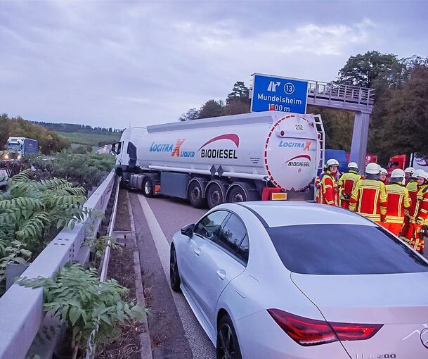 Ein Lastwagen fuhr auf der Autobahn in die Mittelleitplanke. Foto: KS-Images.de/C. Mandu