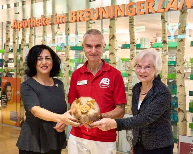 Spendenübergabe anlässlich des 50-jährigen Jubiläums der Apotheke im Breuningerland für soziale Projekte. Foto: Andreas Becker