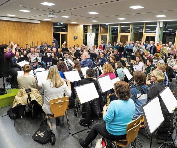 Zwei riesige Ensembles proben gemeinsam: Die Abendsterne und der MV Oßweil. Foto: Holm Wolschendorf