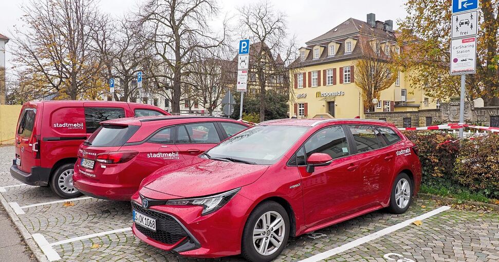 Auffällig und jetzt auch mit Hinweisschild: Auf dem Carsharing-Standort am Arsenalplatz stehen in der Regel vier Fahrzeuge. Foto: Holm Wolschendorf