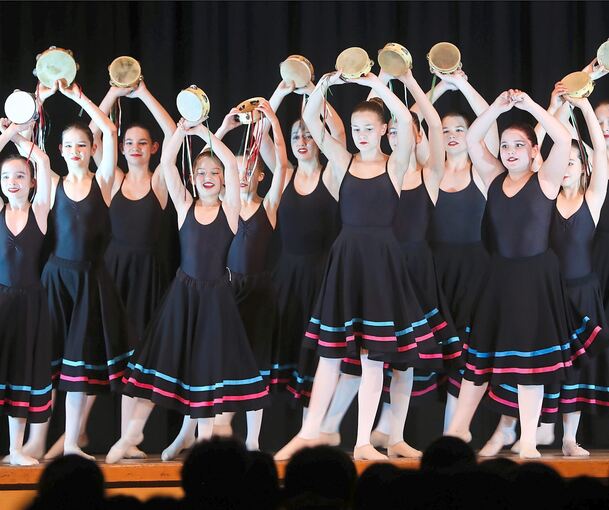 Die Ballettklasse der Jugendmusikschule begeistert beim Neujahrsempfang in der Festhalle mit wohlinszenierter Bewegungskunst. Fotos: Ramona Theiss