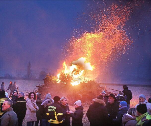 Auf einem Feld bei Pulverdingen entzünden Landwirte am Wochenende ein großes Mahnfeuer. Foto: Alfred Drossel