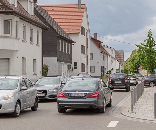 Dicht an dicht: Die Hindenburgstraße in Murr bleibt Autos und Radfahrer vorbehalten. Der Gemeinderat hat sich gegen eine Streckenführung der Schozach- Bottwartalbahn durch die Ortsmitte entschieden. Archivfoto: Oliver Bürkle