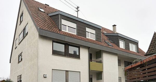 Dieses Mehrfamilienhaus in Pflugfelden hat die Stadt zur Unterbringung von Flüchtlingen gekauft.
