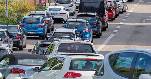 Die B 27 (hier die Schlossstraße) ist sofort voll, wenn bei Veranstaltungen die Besucher in die Stadt rollen. Archivfoto: Holm W Die B 27 (hier die Schlossstraße) ist sofort voll, wenn bei Veranstaltungen die Besucher in die Stadt rollen.