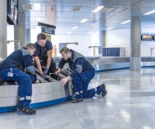 Für technische Mitarbeiter ist auch der Einsatz bei einer defekten Gepäckförderanlage oder beim Leuchtenwechsel auf dem Terminaldach gefragt.