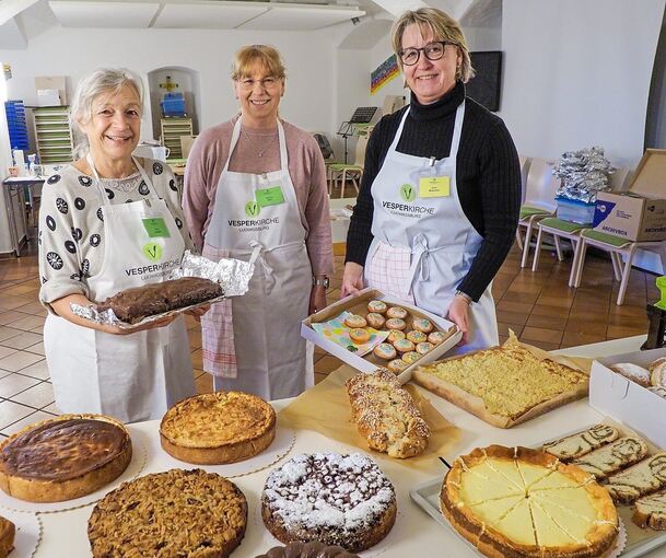 Von Links: Heidi Gotsch, Bethina Dörr und Karin Brenner, die Kuchenfeen, warten auf die Kuchenspenden für die Vesperkirche in Ludwigsburg. Foto: Holm Wolschendorf