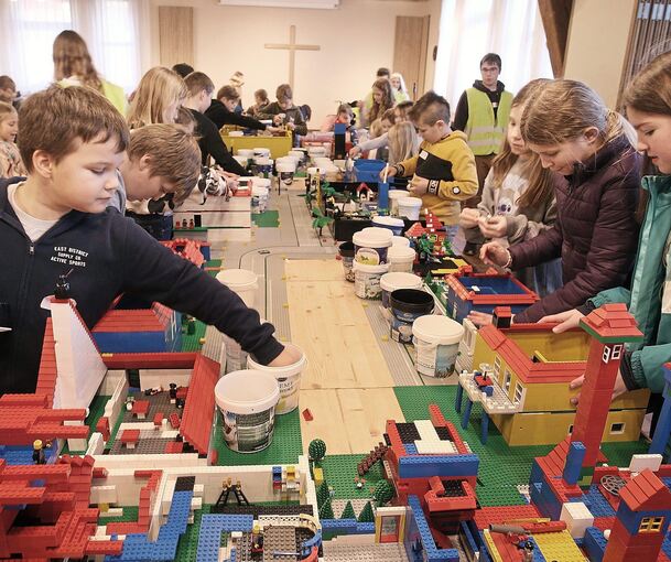 Mit Begeisterung bauen 80 kleine Hessigheimer im Gemeindehaus eine Legostadt.Foto: Alfred Drossel