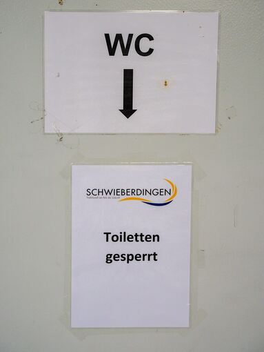 Ein Zettel weist sogar den Weg zum WC - und dann zur Sperrung. Foto: Holm Wolschendorf