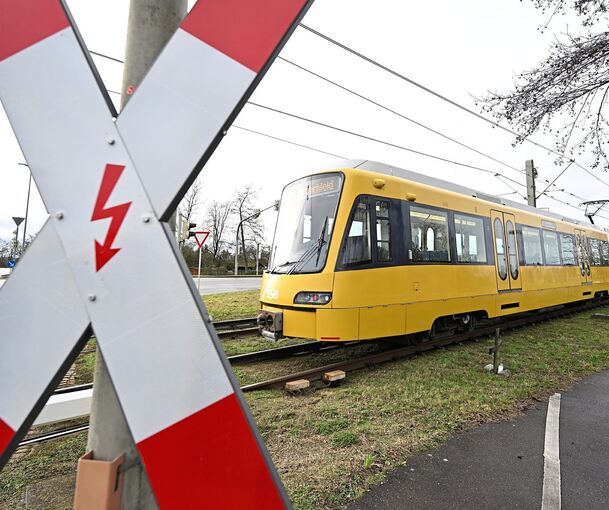 Eine Stadtbahn fährt an einem Andreaskreuz vorbei: Das Deutschland-Ticket kurbelt beim VVS die Nachfrage an – doch im Sommer steigen die Ticketpreise wieder um fast acht Prozent. Foto: Bernd Weißbrod/dpa