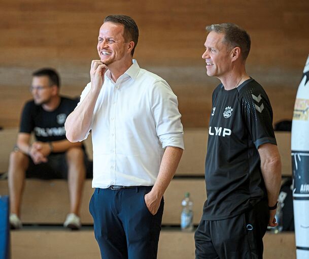 Alles im Griff: Sportdirektor Gerit Winnen (links) mit Trainer Jakob Vestergaard.Foto: Baumann