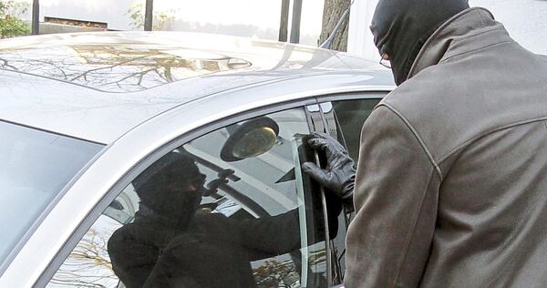 Die Unbekannten machten Beute im Wert von rund 1.400 Euro. Die Unbekannten machten Beute im Wert von rund 1.400 Euro.