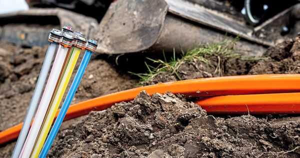Glasfaserkabel werden in der Erde verlegt. Der Weg zum ultraschnellen Internet war für einen Familienvater aus Pattonville eine Glasfaserkabel werden in der Erde verlegt. Der Weg zum ultraschnellen Internet war für einen Familienvater aus Pattonville eine Geschichte von „Pleiten, Pech und Pannen“, wie er sagt.