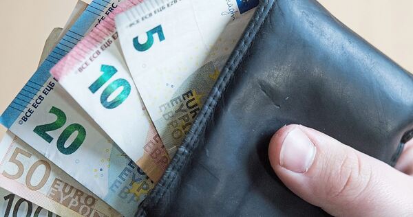 Ein Unbekannter hat aus einer Umhängetasche einen Geldbeutel gestohlen. Ein Unbekannter hat aus einer Umhängetasche einen Geldbeutel gestohlen.