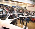 Schulleiter Stefan Ranzinger mit „Volocopter“-Chef Dirk Hoke vor einem Modell. Foto: Alfred Drossel