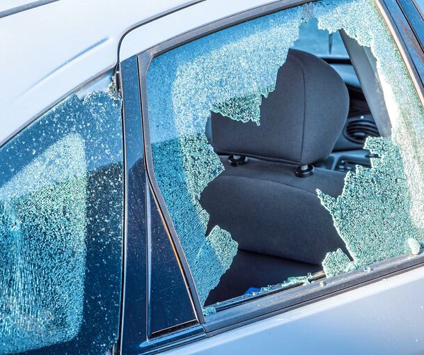 Ein unbekannter Täter schlug die Scheibe eines geparkten Autos ein.. Ein unbekannter Täter schlug die Scheibe eines geparkten Autos ein..