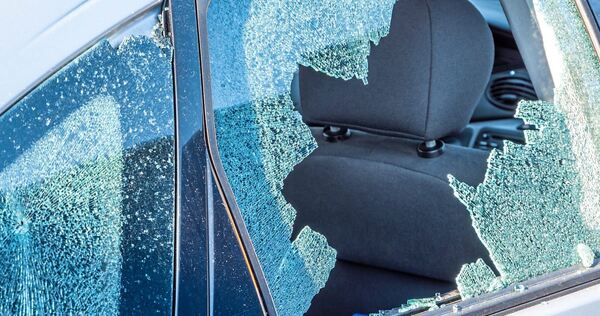 Ein unbekannter Täter schlug die Scheibe eines geparkten Autos ein.. Ein unbekannter Täter schlug die Scheibe eines geparkten Autos ein..