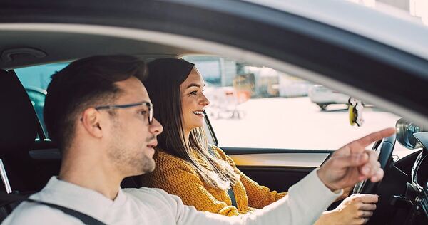 Eine Fahrschülerin im Praxisunterricht. Je nach Anzahl der Fahrstunden kann der Führerschein am Ende ziemlich teuer werden. Eine Fahrschülerin im Praxisunterricht. Je nach Anzahl der Fahrstunden kann der Führerschein am Ende ziemlich teuer werden.