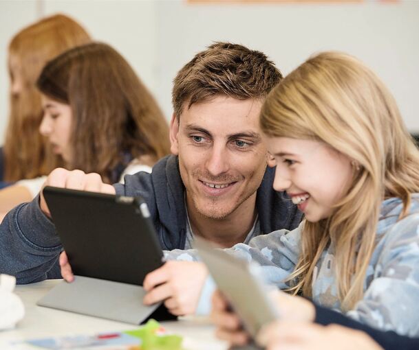 In vielen Schulen werden Tablets und KI-gestützte Programme bereits eingesetzt.