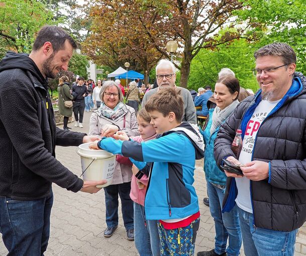 Für die Tombola griffen die Besucher gerne in den Eimer mit den Losen.