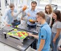 Anspruchsvolles Lernen für die Jobs der Zukunft: Unterricht in der Lernfabrik des Beruflichen Schulzentrums Bietigheim-Bissingen.