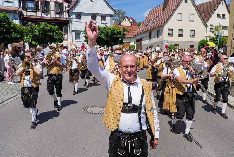 Der Musikverein Kirchberg hat sich zum 100. Jubiläum schick gemacht: In Dirndl und Lederhosen zogen die Musikerinnen und Musiker durch den Ort