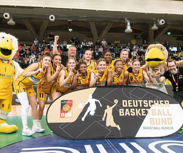 Meisterbild: Die Ludwigsburger Basketballerinnen nach ihrem WNBL-Erfolg.