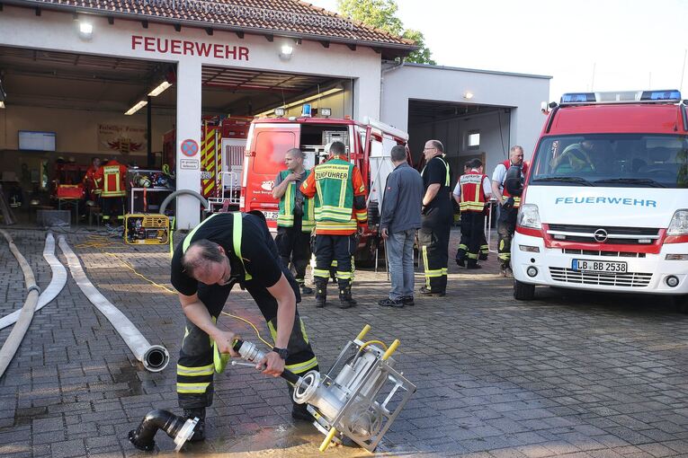 In Erligheim war die Feuerwehr selbst betroffen und musste Wasser aus ihrem Gerätehaus pumpen. Foto: Alfred Drossel