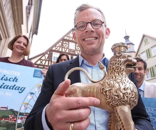 In Vorfreude: Vaihingens Oberbürgermeister Uwe Skrzypek mit dem Löwenpokal, dem historischen Willkommensgefäß.