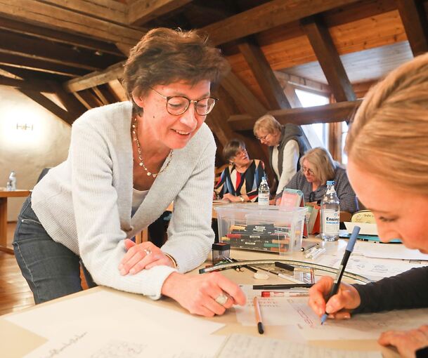 Susanne Conrad gibt LKZ-Redakteurin Patricia Rapp Tipps, wie sie die Buchstaben am besten zeichnet.
