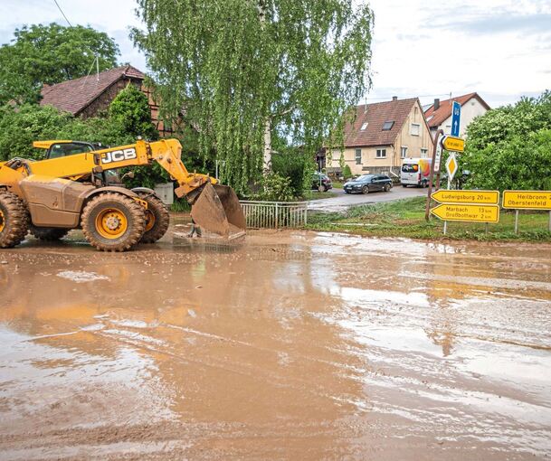 Im Mai 2022 war nach einem Starkregen die Straße von Großbottwar nach Oberstenfeld voller Schlamm.