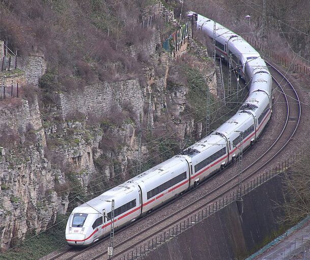 Der schnelle Zug auf der kurvenreichen Strecke zwischen Walheim und Besigheim,