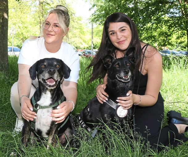 Jeannine Ficht (links) und Yara Moteirek vom sozialen Möglinger Start-up Rescute für den Tierschutz verkaufen Schmuck zugunsten der Hunderettung.