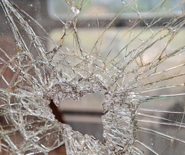 Die Randalierer schlugen ein Fenster im Erdgeschoss der Schule ein.