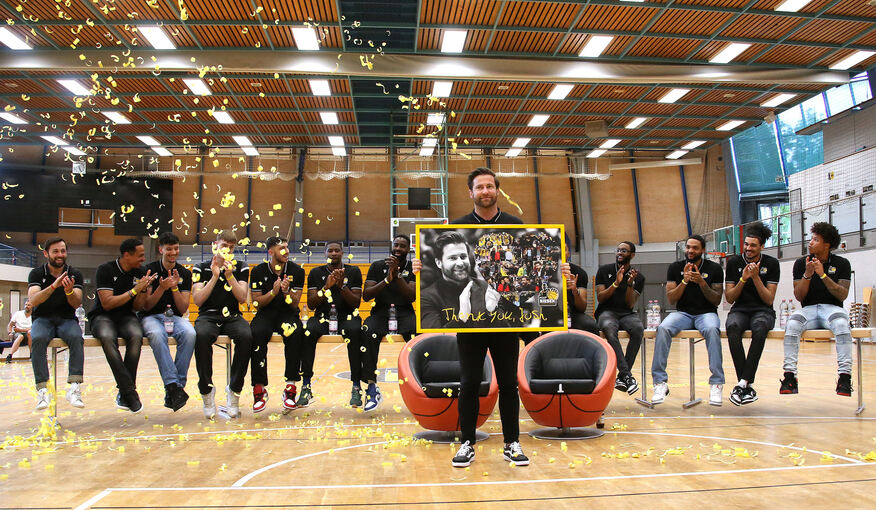 Riesen-Coach Josh King nimmt zum Abschied ein Bild mit der Aufschrift "Thank you, Josh" entgegen.