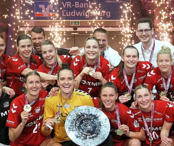 Das ist das Ding: Die Handballerinnen der SG BBM Bietigheim feiern ihre dritte Meisterschaft in Folge.