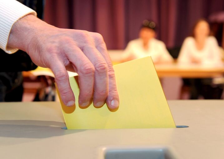 Die Wahlberechtigten sollten ihre Wahlunterlagen genau prüfen, rät das Landratsamt.