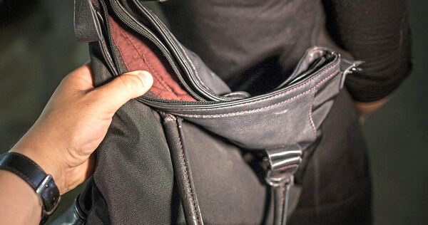Es gelang der Unbekannten, Schmuck sowie Bargeld zu stehlen. Es gelang der Unbekannten, Schmuck sowie Bargeld zu stehlen.