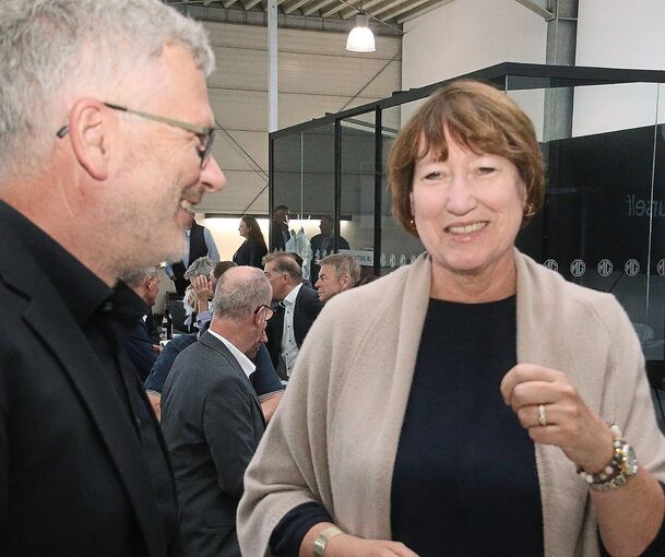 Gespräch im Autohaus: Verbandspräsidentin Hildegard Müller tauscht sich mit Gastgeber Jürgen Weller aus.
