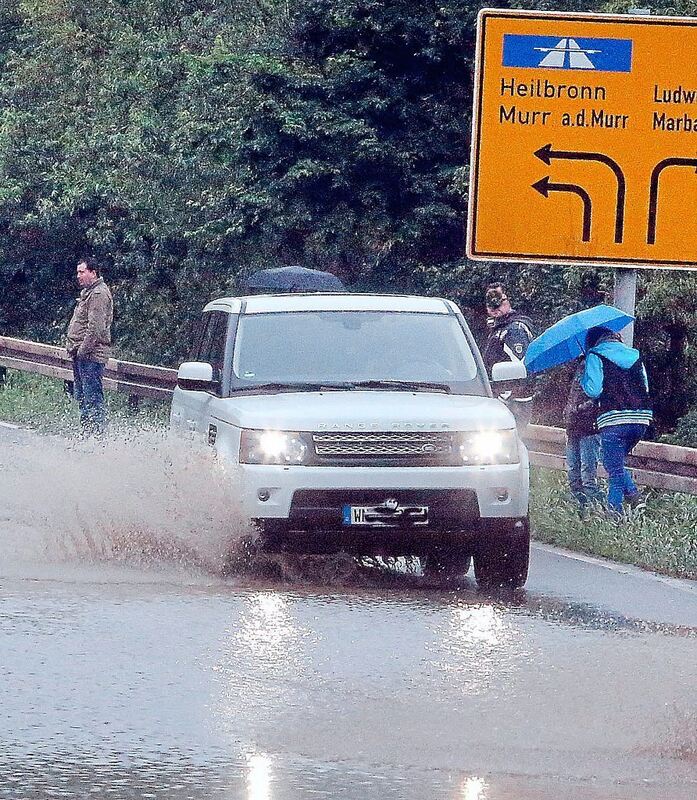 Überflutete Straße bei Benningen.