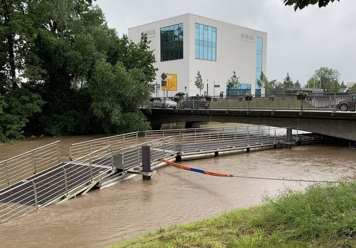 So sieht es aktuell in Neckarrems aus, rund um den Mündungsbereich der Flüsse wurden Sperren errichtet. Foto: Stephanie Hirsch