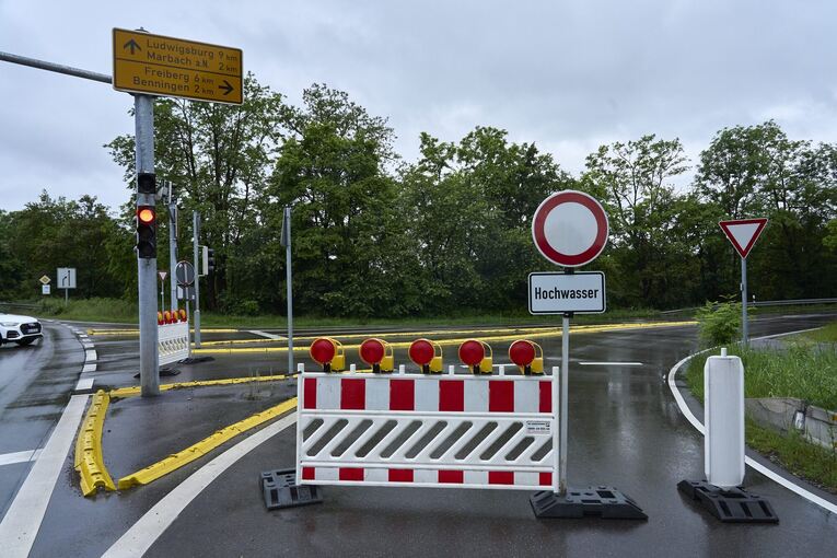 Noch immer sind am Sonntagvormittag viele Straßen vor allem nahe des Neckars gesperrt, hier bei Benningen von Marbach kommend. Foto: Andreas Becker