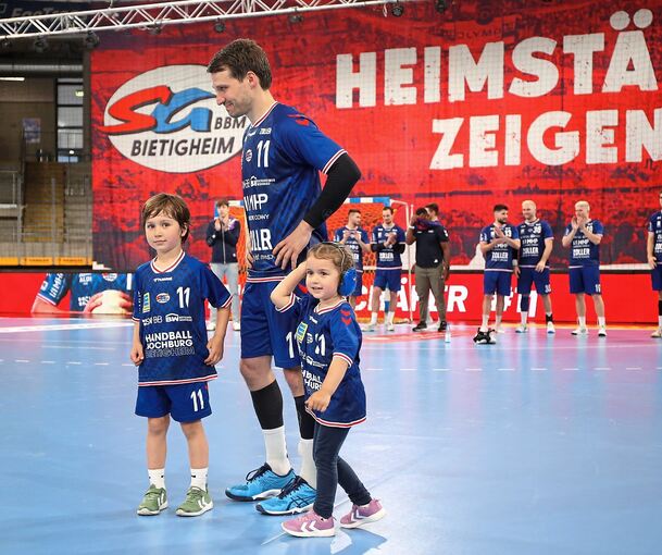 Emotionaler letzter Auftritt: Christian Schäfer mit seinen Kindern in der Ege Trans-Arena.