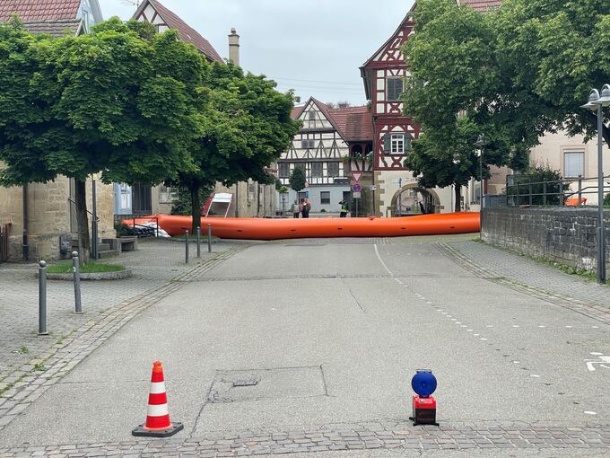Ein mobiler Damm soll die Steinheimer Innenstadt vor der Flut schützen. Foto: Holm Wolschendorf