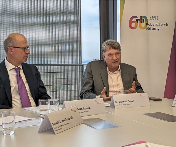 Christof Bosch, Kurator der Bosch-Stiftung, informiert über die Arbeit Stiftung; links neben ihm Geschäftsführer Bernhard Straub. Foto Rainer Lang: