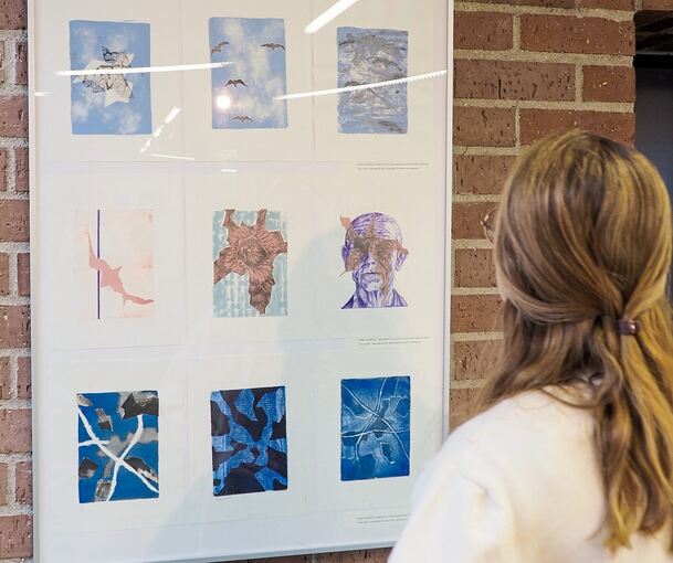 Kunstwerke von Schüler sind im Landratsamt zu sehen.