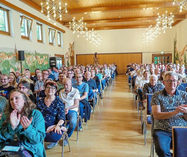 Rund 200 Besucher werden in der Lemberghalle Zeugen einer munteren Auseinandersetzung.