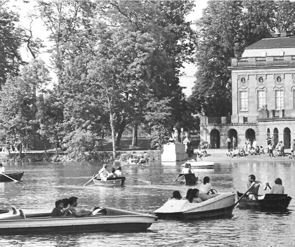 Pfingsten 1988: Viele Ausflügler besuchen an dem sonnigen Feiertag die Domäne Monrepos und fahren eine Runde mit den Booten über den See.