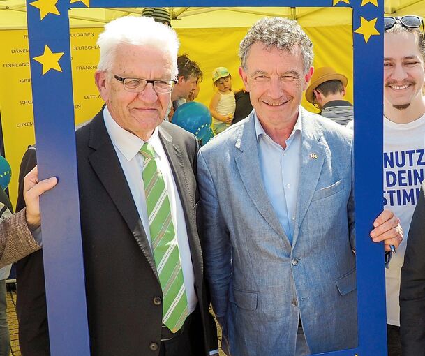 Lächeln für Europa: Winfried Kretschmann (li.) und Franck Leroy bei ihrer Stippvisite auf dem Marktplatz.